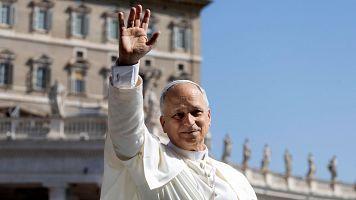 El papa Len XIV saluda desde el papamvil a su llegada a la plaza de San Pedro
